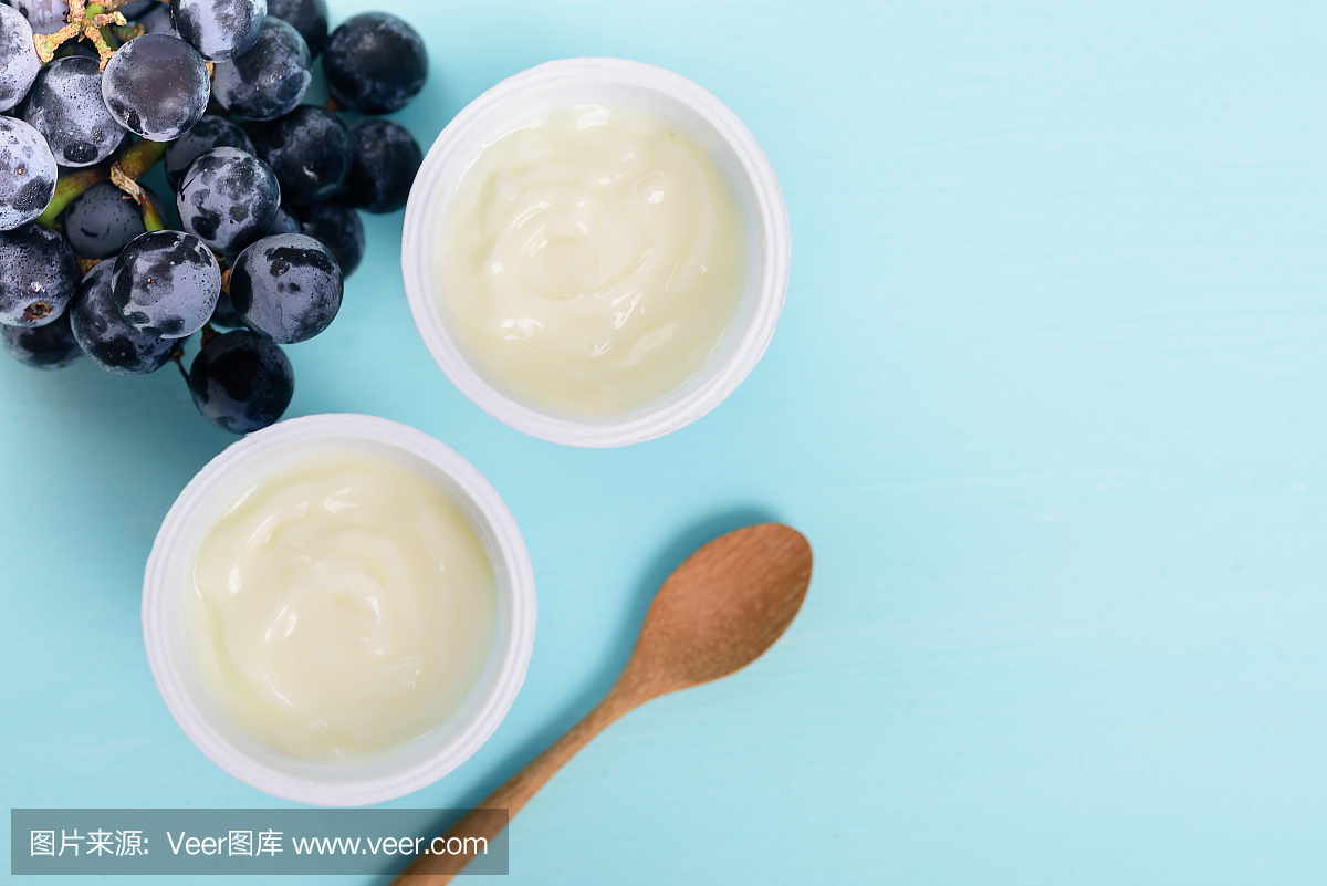 兩塑料杯酸奶和葡萄